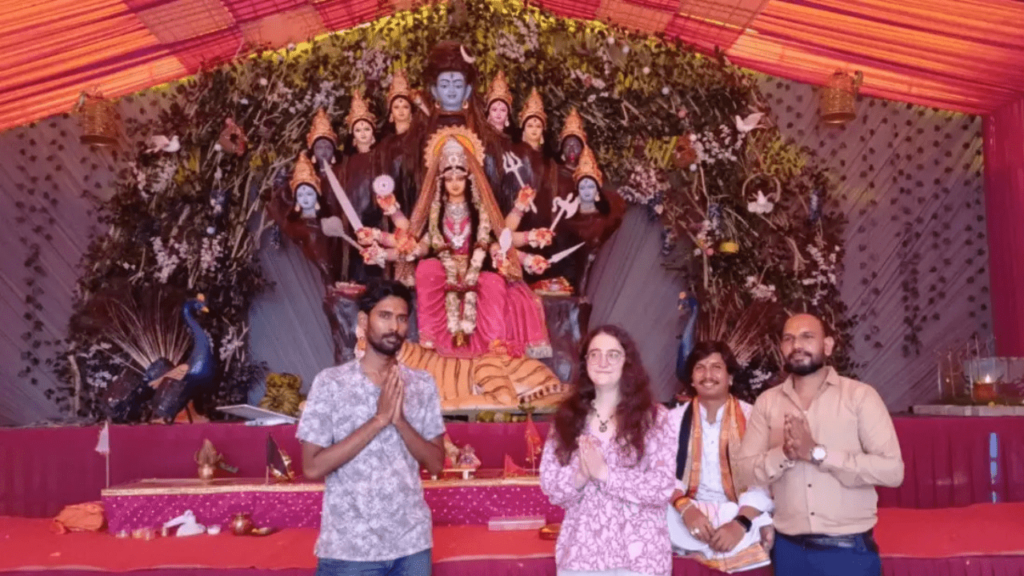 BALAGHAT NEWS: फ्रांस की प्रिशीला ने बालाघाट में मनाया नवरात्रि महोत्सव, भारतीय परिवारों की एकता से हुईं प्रेरित 2 BALAGHAT NEWS